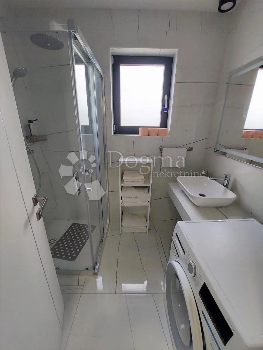 eksluzivan apartman u prizemlju sa bazenom, 70m od mora - slika 16