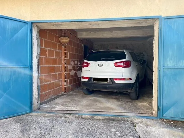 kuća, s restoranom u prizemlju, u centru buja - slika 42