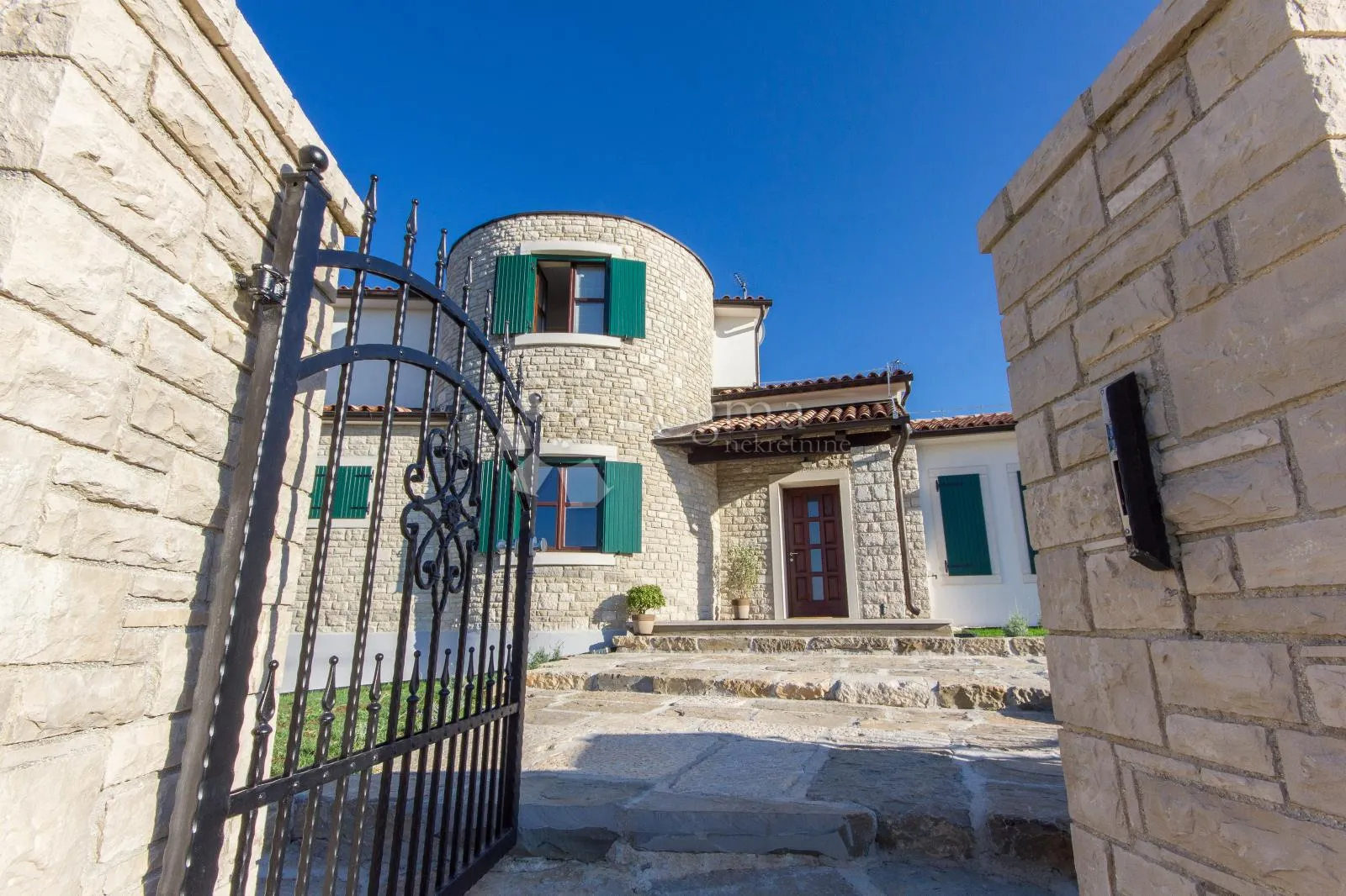 elegantna vila u istri – spoj tradicije, komfora i vrhunske lokacije - slika 22