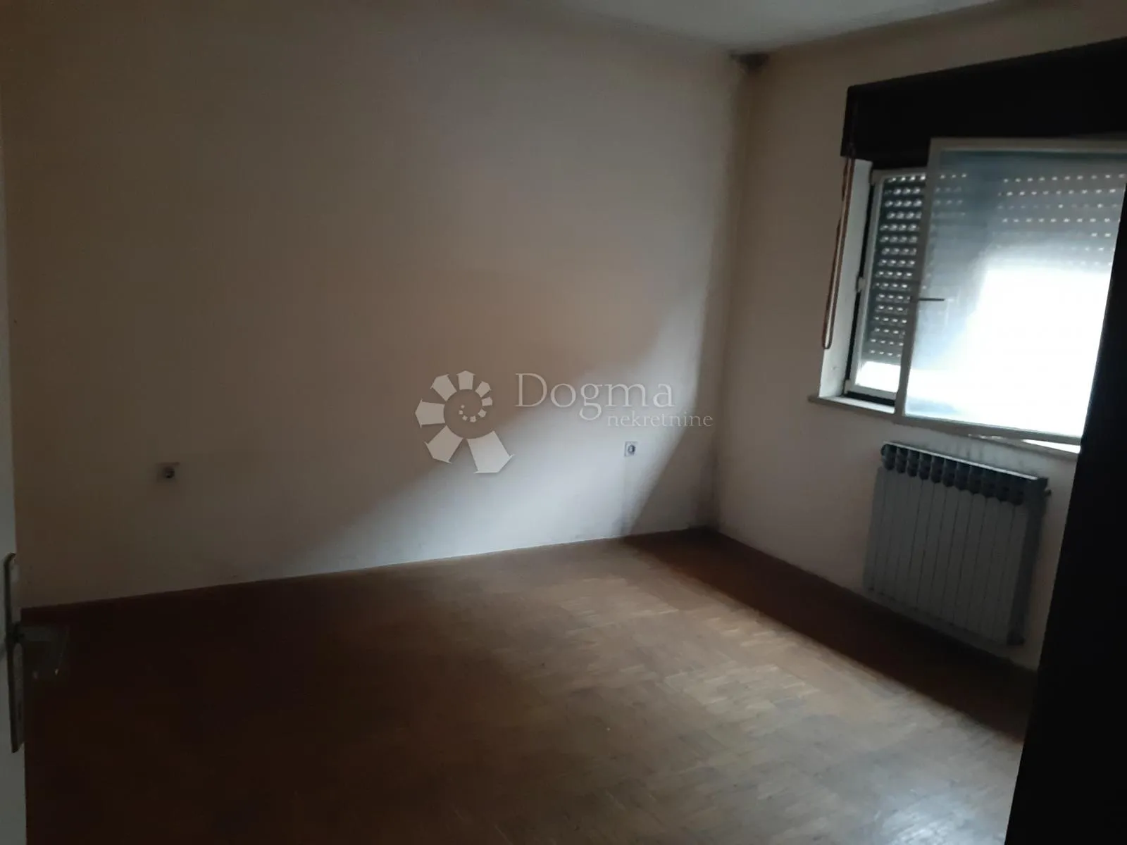 višenamjenska kuća s posl. prostorom- 250m2 + veliki parking - slika 21