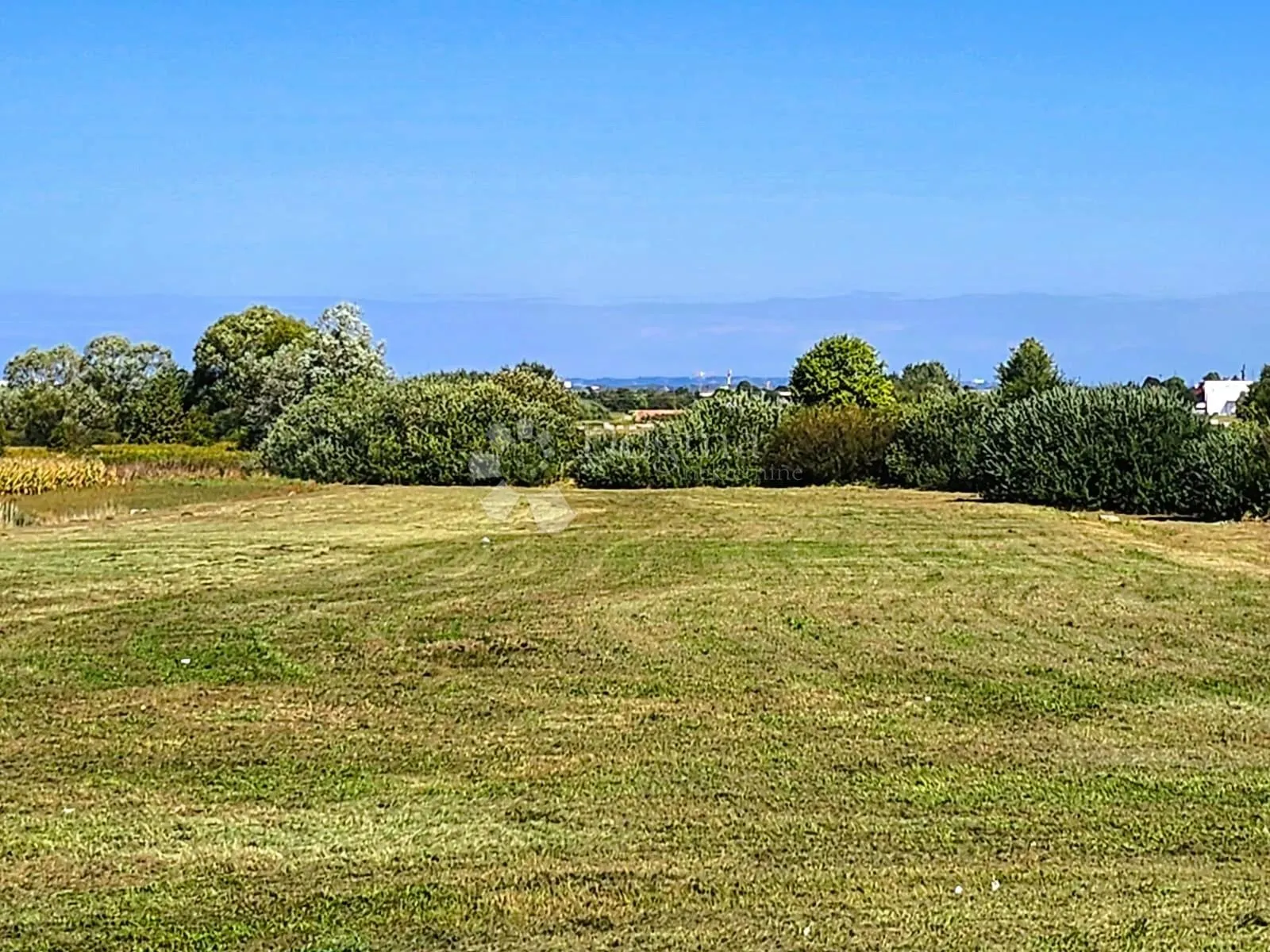 8.305 m² ravnog i održavanog zemljišta - slika 2