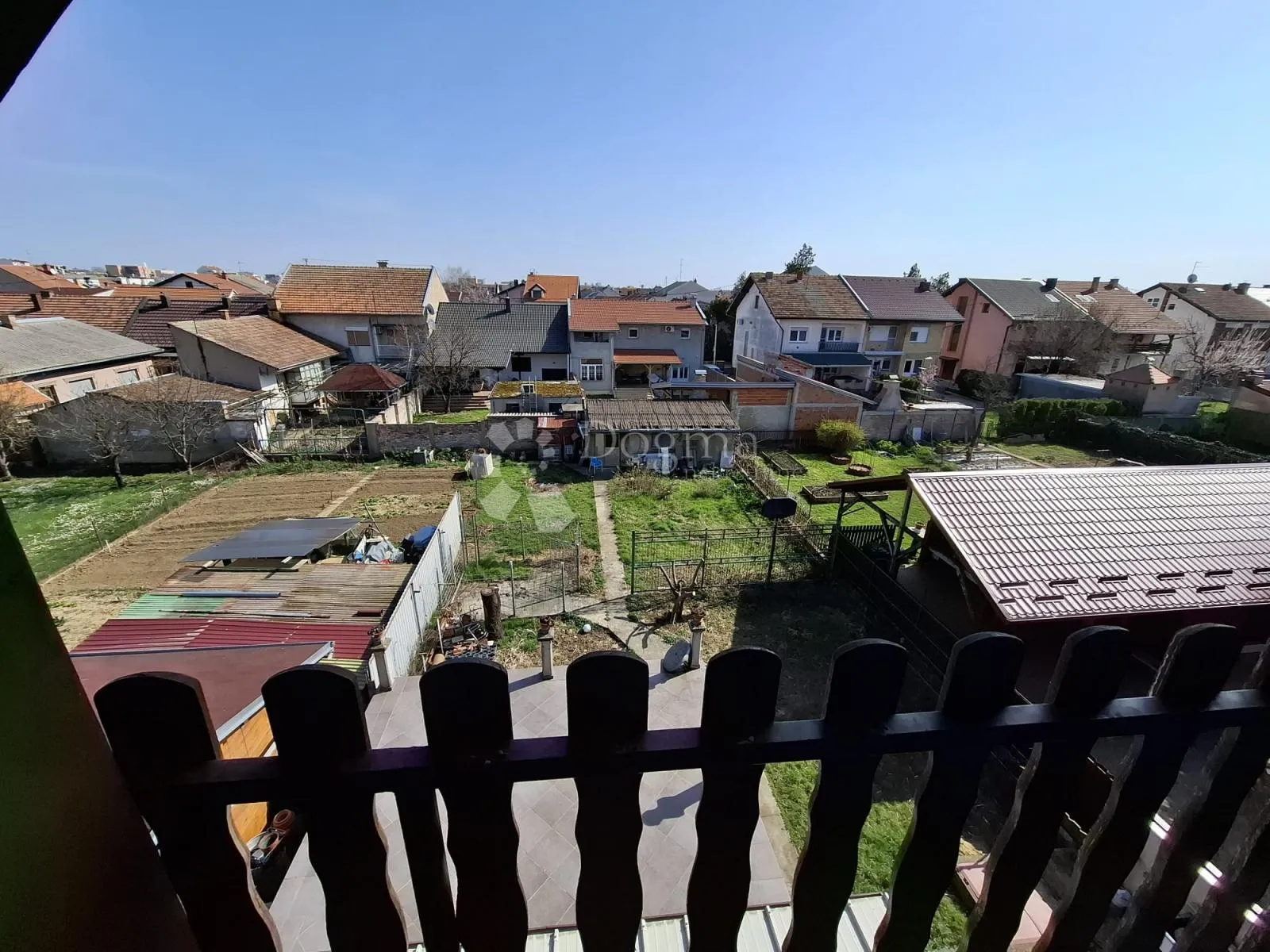 prilika! kuća uz stadion i bazene - slika 9
