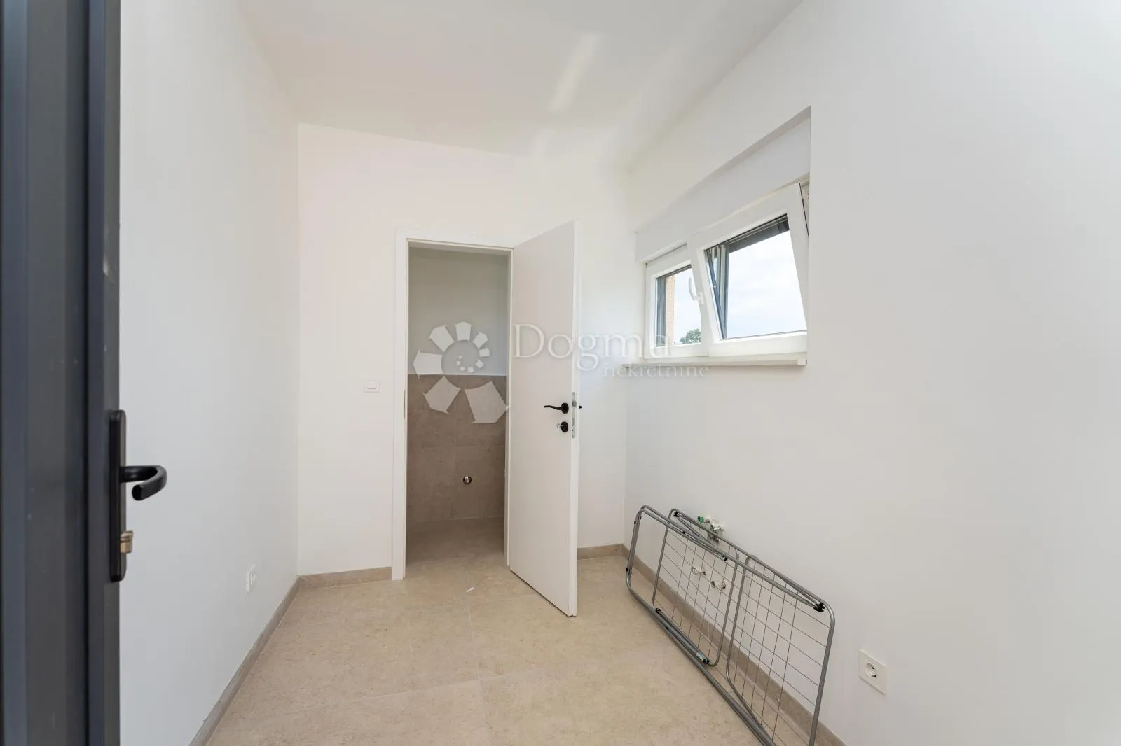 moderna vila s bazenom u žeravi - slika 12