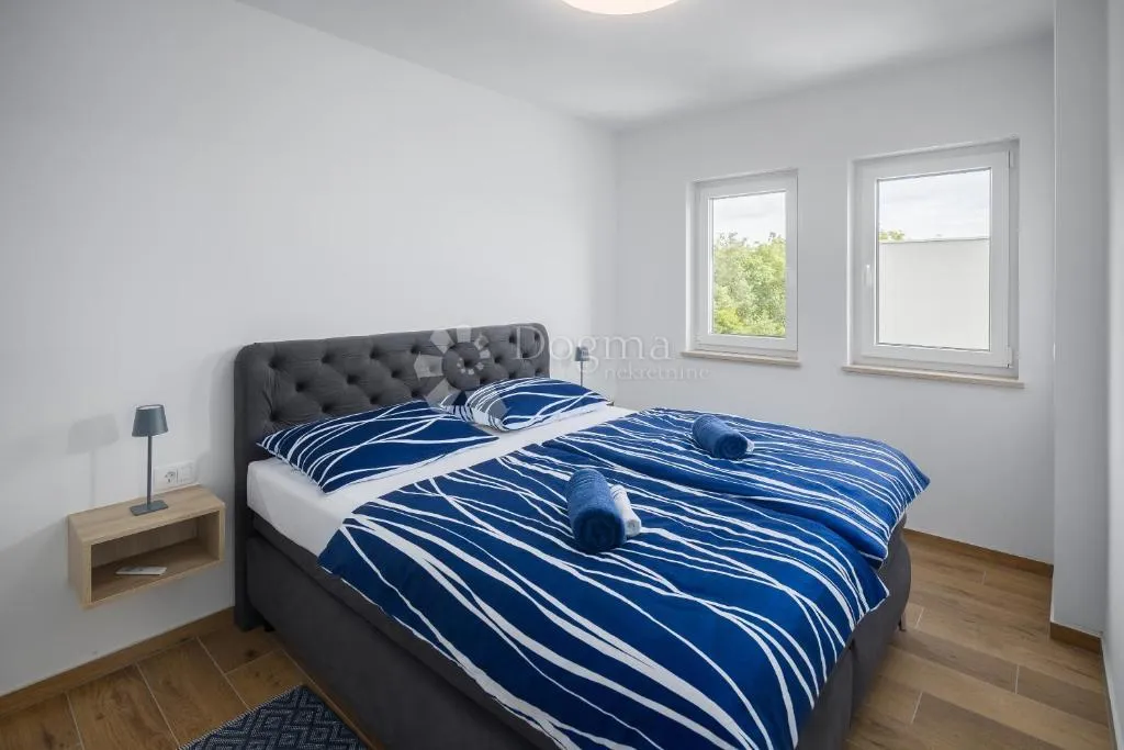 moderna dvojna vila s bazenom i 4 spavaće sobe, pogled more - slika 13