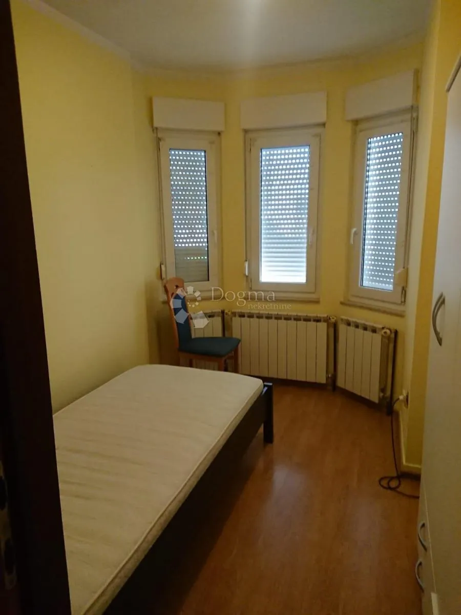 prostrana kuća s okućnicom, terasom i garažom - slika 12
