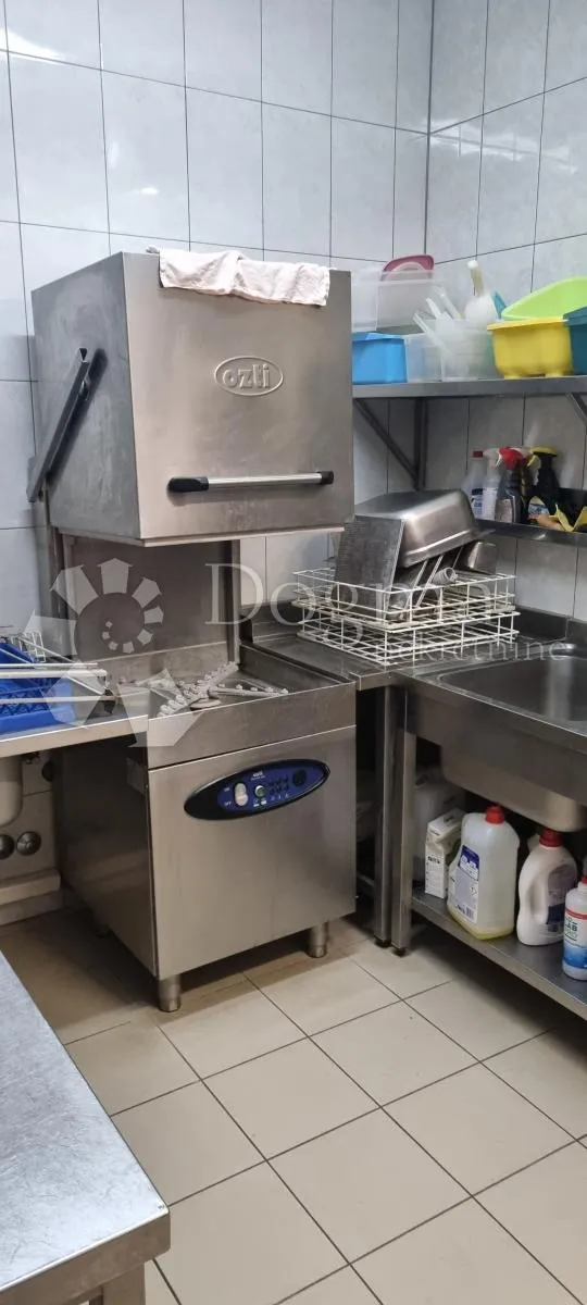 uhodani posao vila sa restoranom 2 km od mora - slika 30