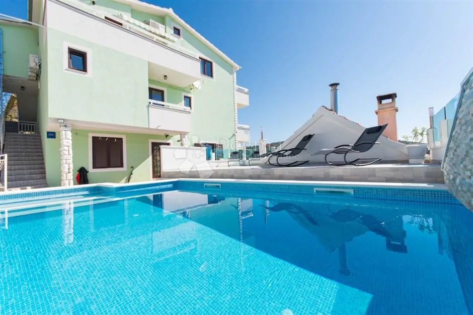 kuća s apartmanima, bazenom i garažom – okrug gornji - slika 1