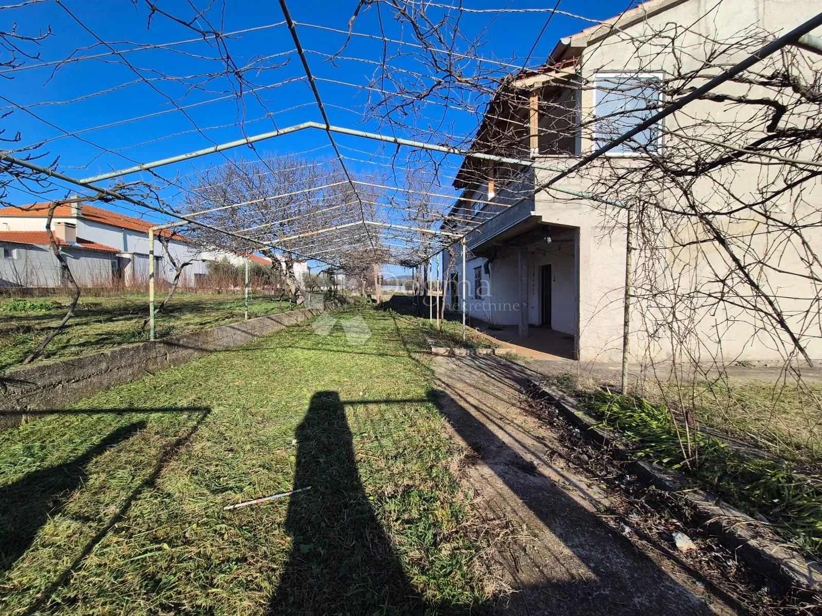 kuća za adaptaciju u sikovu – velika okućnica i odličan investicijski potencijal - slika 3
