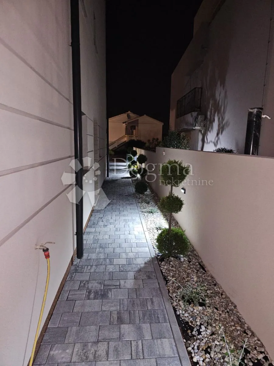 otok vir -prodaje se apartman 70 m2 plus krovna terasa 70 m2 - slika 9