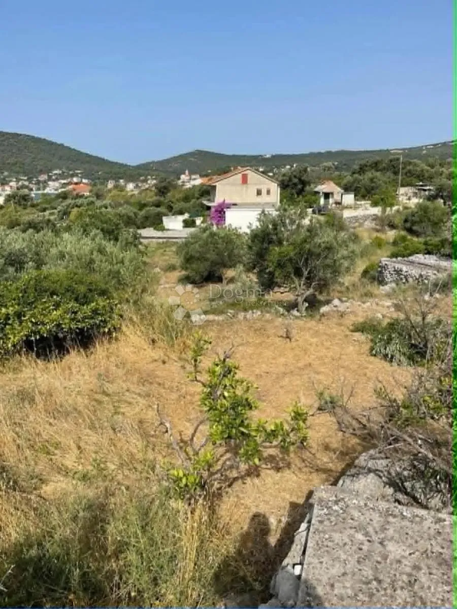 Građevinsko zemljište u Vinišću 300m od mora! - Vinišće, Marina