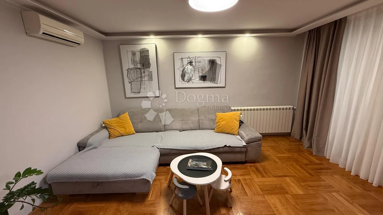 moderan renoviran stan - 5 minuta do mora! - slika 4