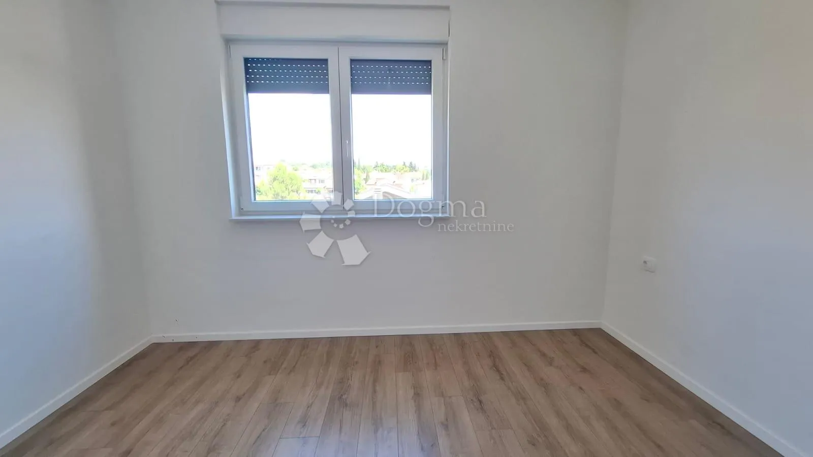 penthouse sa 3ss+db i krovnom terasom 800m od mora - slika 8
