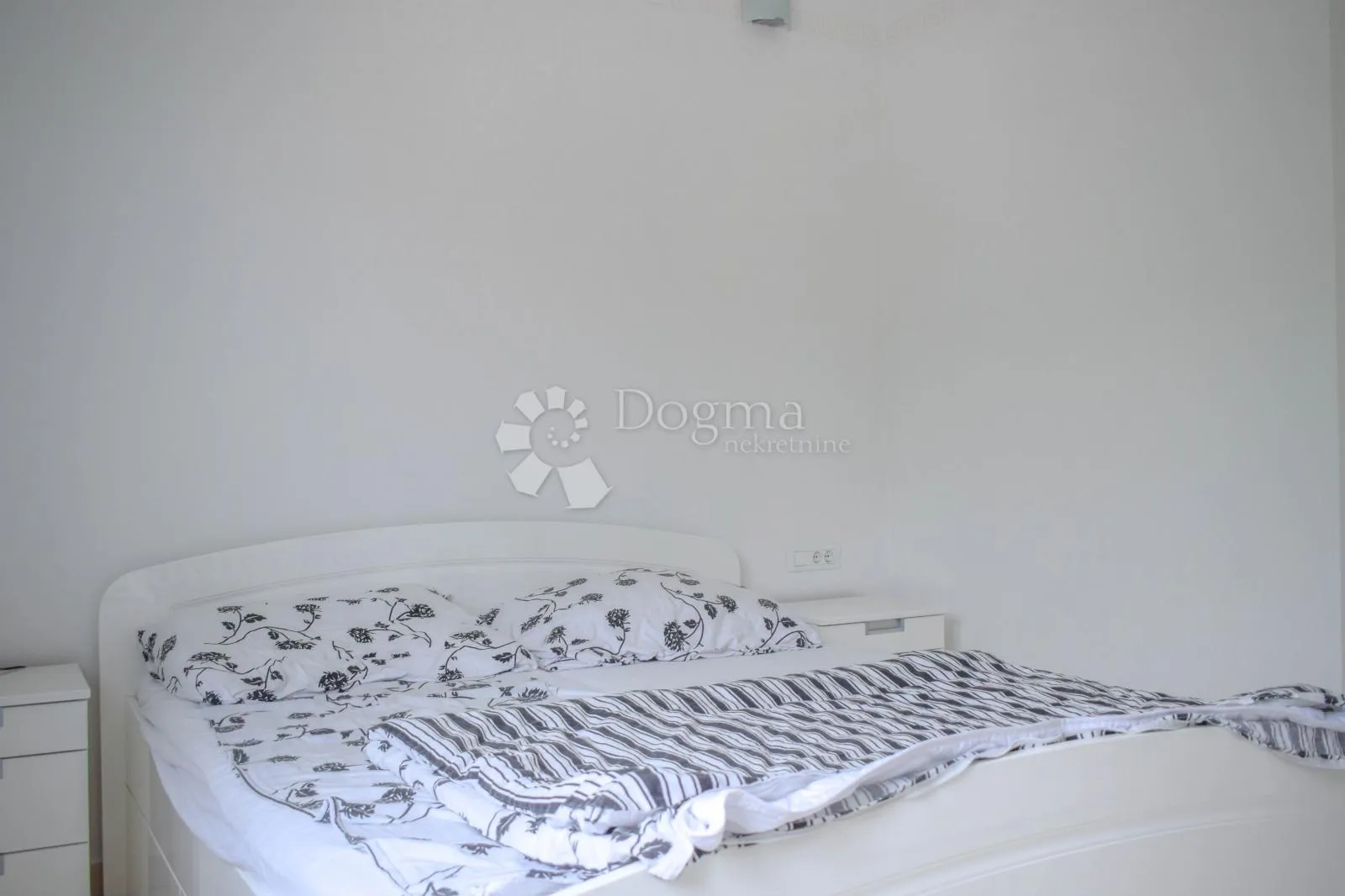 poreč, luksuzna vila s 3 stana i otvorenim pogledom na more - slika 14