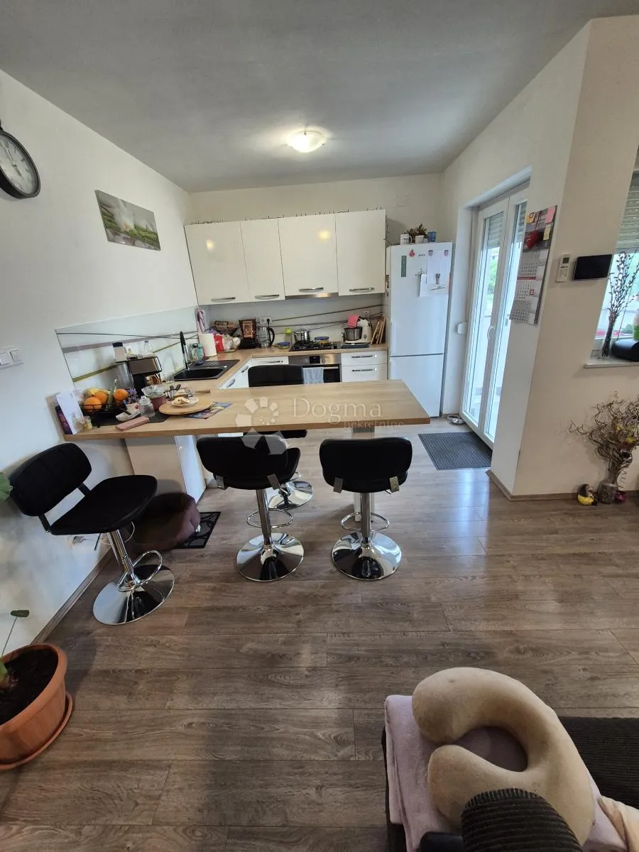 ekskluzivno! prostrani apartman 69 m² + 172 m² okućnice - slika 3