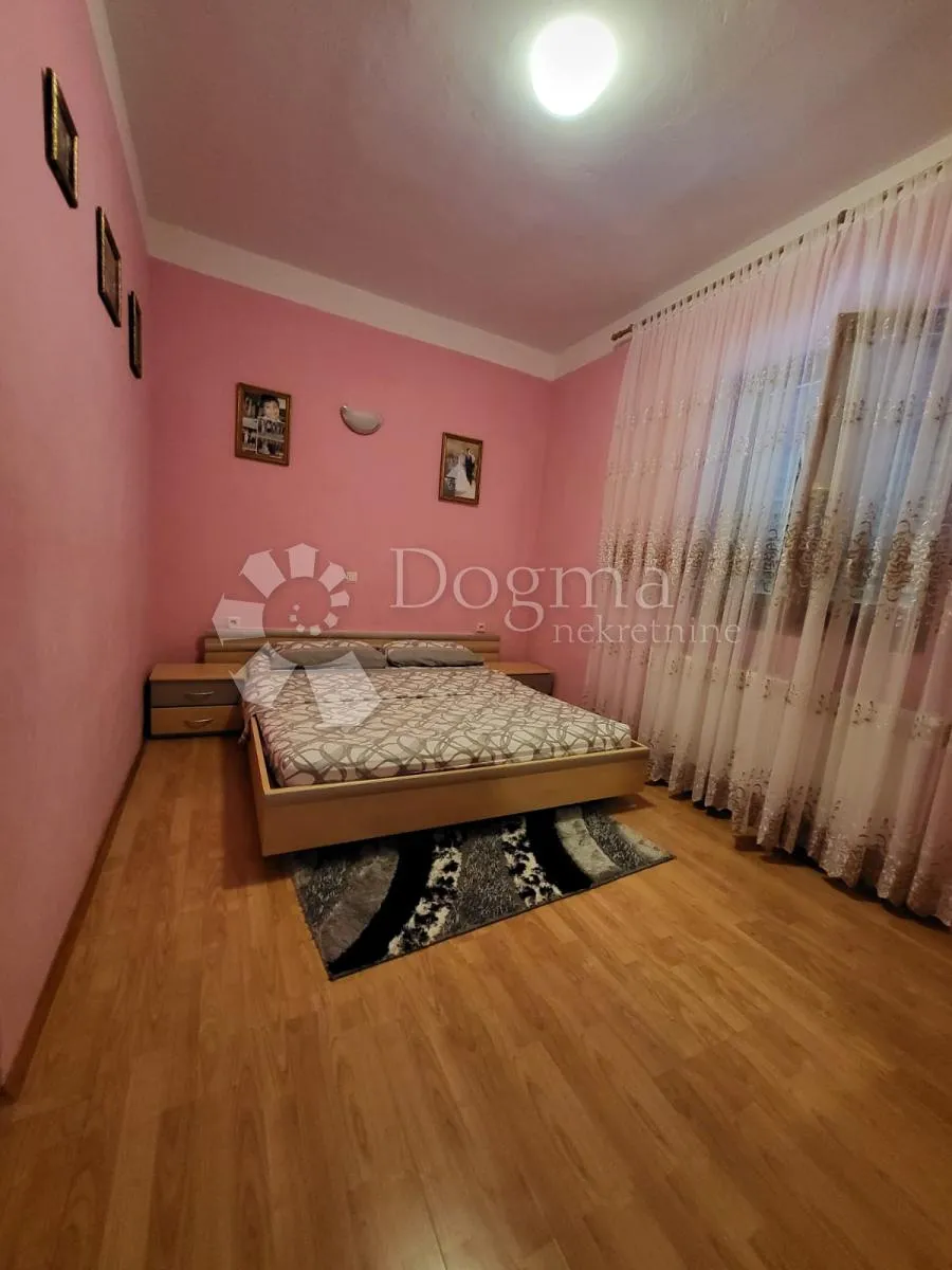 pulac, samostojeća kuća sa tri stana - slika 5