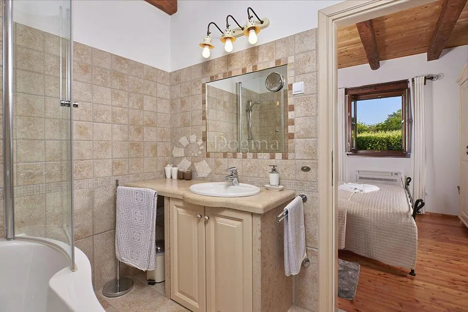 prekrasna kamena villa s bazenom sa panoramskim pogledom! - slika 23