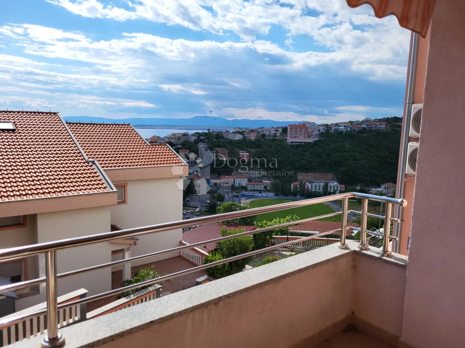 Veliki trosobni stan sa pogledom na more - Crikvenica