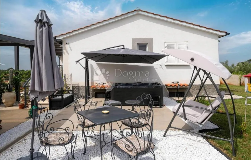 poreč okolica - moderna kuća s bazenom okružena prirodom - slika 22
