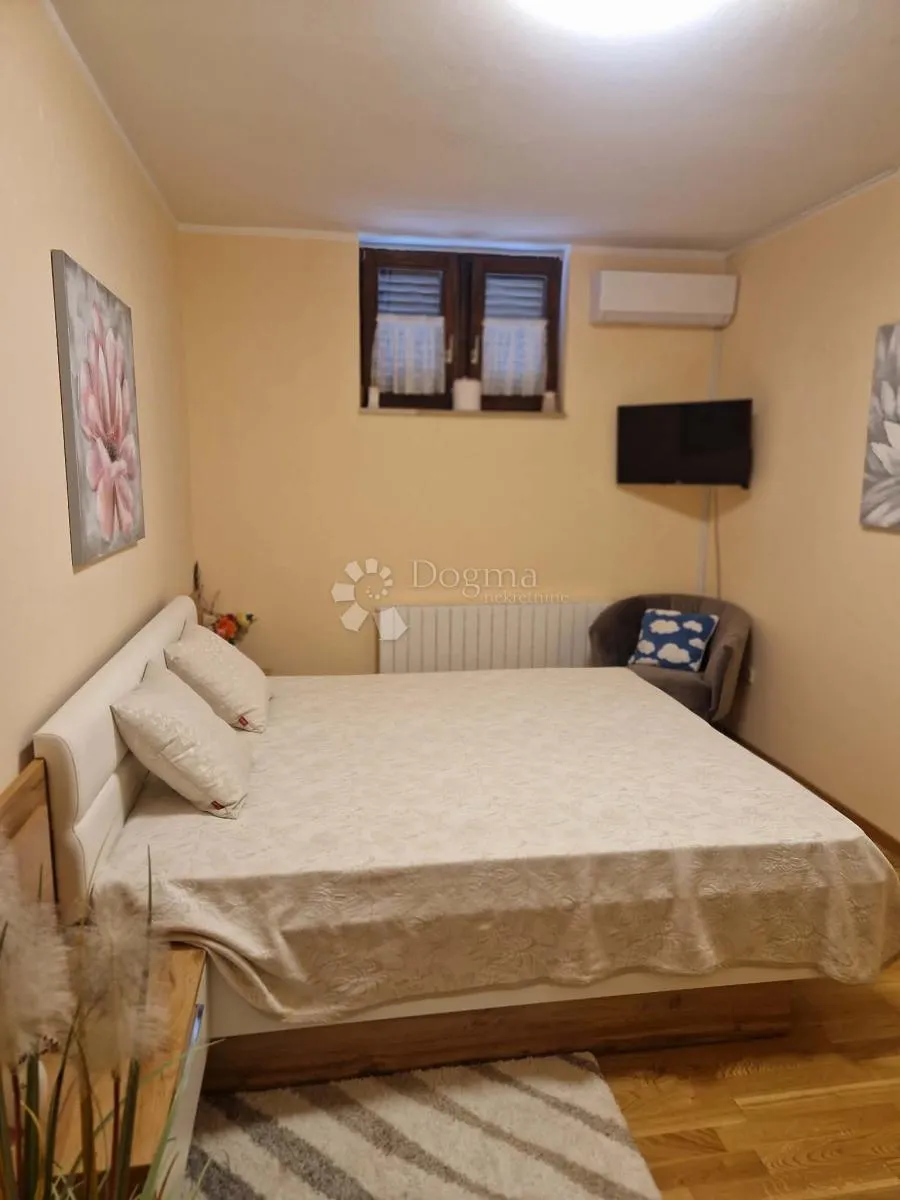 kuća s 4 apartmana - drugi red od mora - slika 40