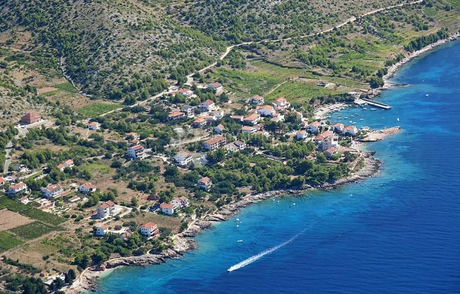 poljoprivredno zemljište zavala - 23400m2 - slika 1