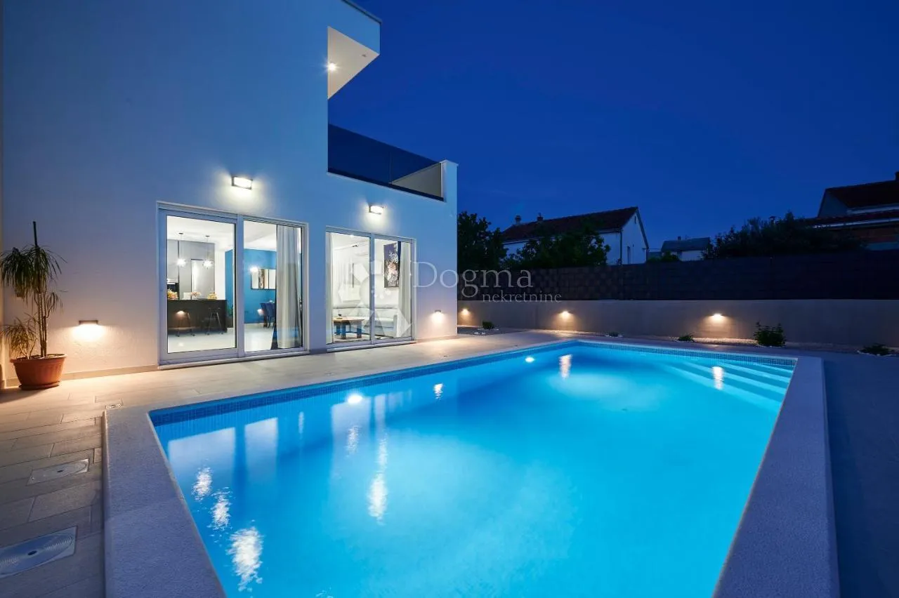 kaštel novi- luksuzna villa s bazenom - slika 4
