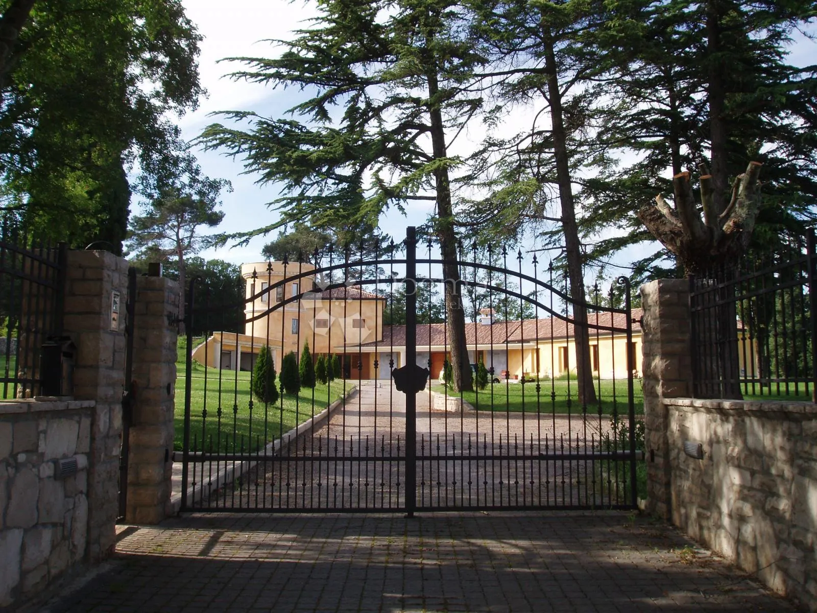 vila vrhunske gradnje s velikom parcelom i potpunom privatnošću - slika 28