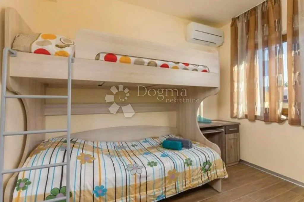 luksuzna kuća sa 4 stana 200 m od mora - slika 24