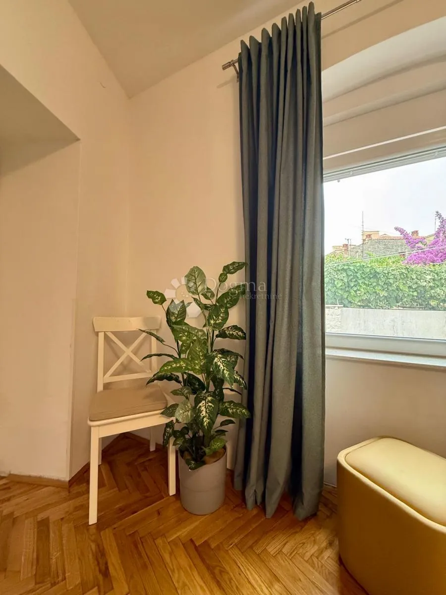 dva luksuzno renovirana apartmana rustikalnog šarma – vrhunska investicija u srcu pule - slika 12