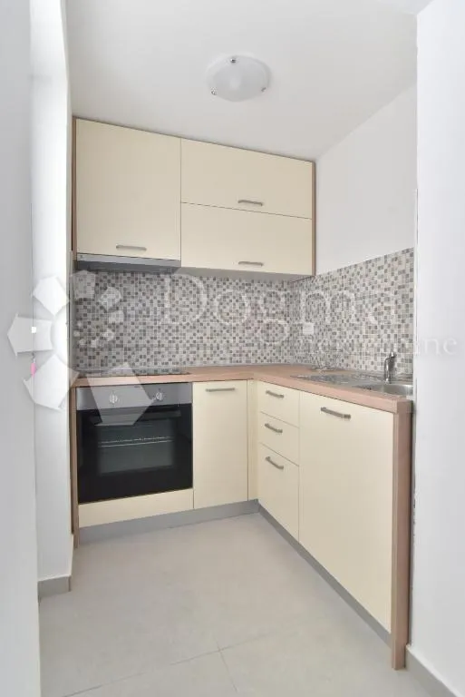 ljubač - kuća s pet stambenih jedinica - slika 10