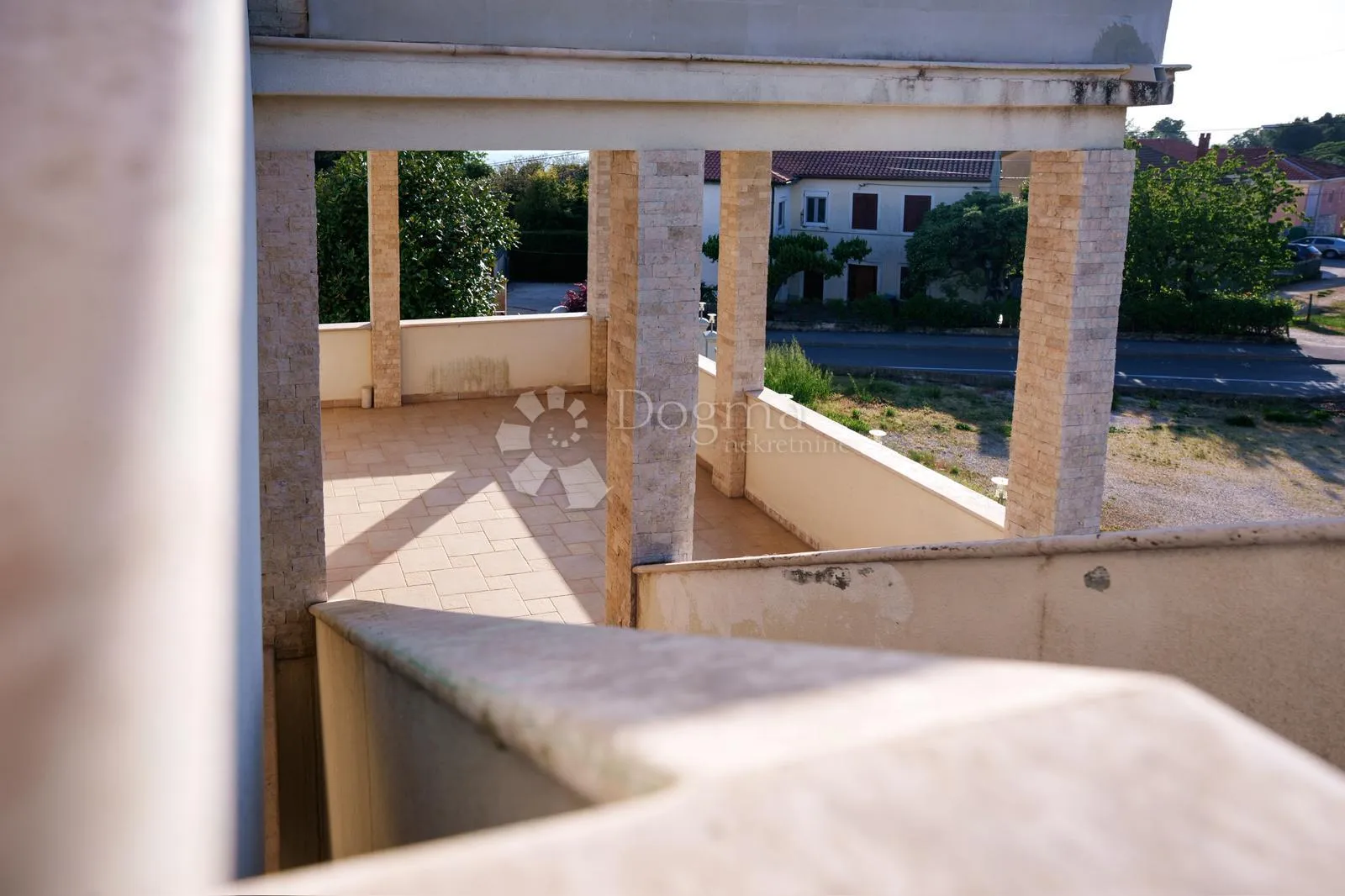 apartmanska kuća na atraktivnoj lokaciji - slika 10