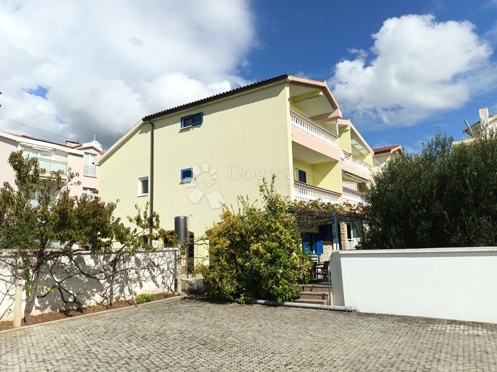 vodice prekrasna kuća sa 9 apartmana 100 metara od mora - slika 2