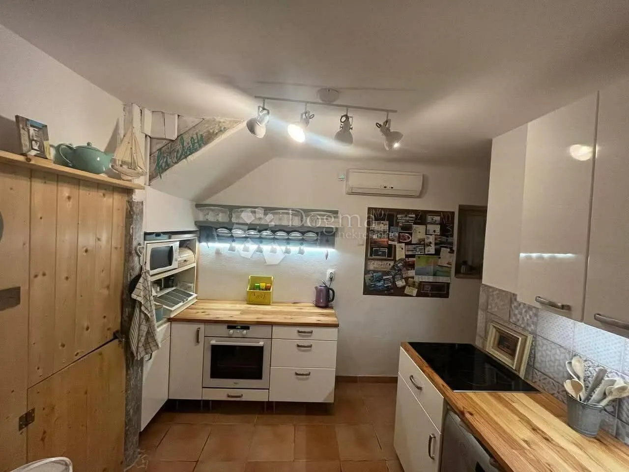 punat - centar, dvije spojene kuće, vrt i 2 garaže - slika 46