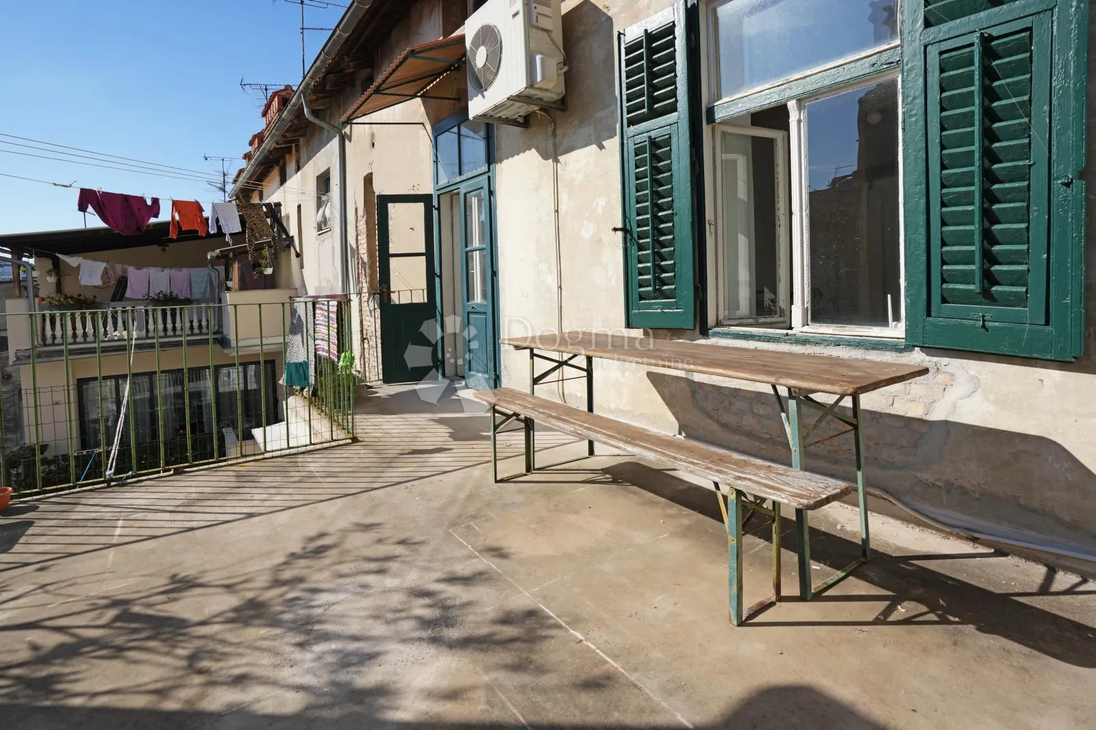 prekrasan stan kod tržnice sa terasom - slika 14