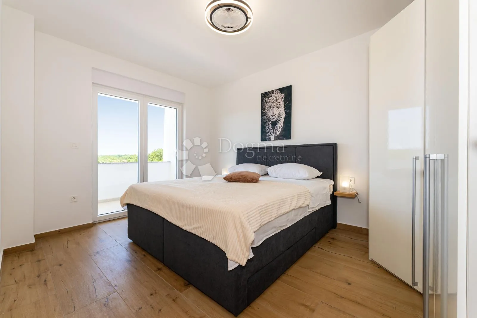 moderna vila s bazenom u žeravi - slika 41