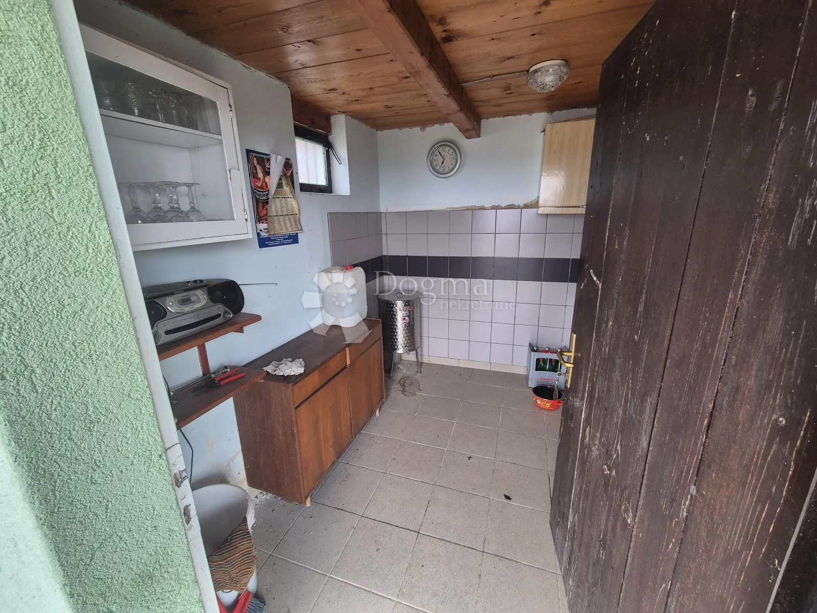 šarmantna vikendica sa voćnjakom i vinogradom na brijegu okruženom dvorcima - slika 7