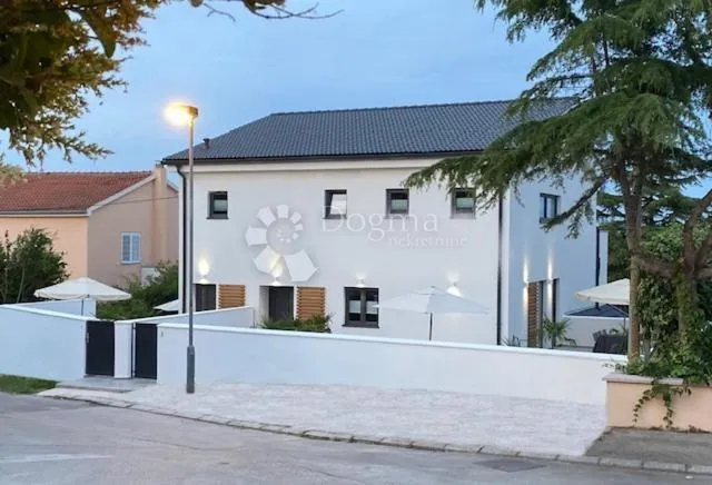 premantura - kuća sa 3 luksuzna apartmana i pogledom na more - slika 1