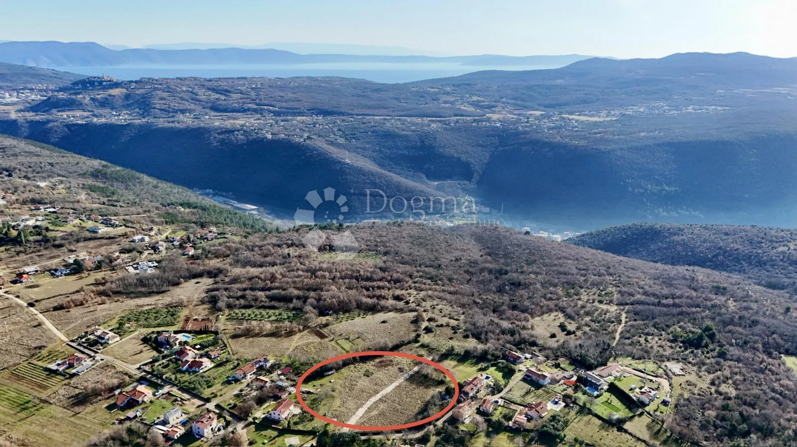 lijepa parcela samo 4km od labina! - slika 1