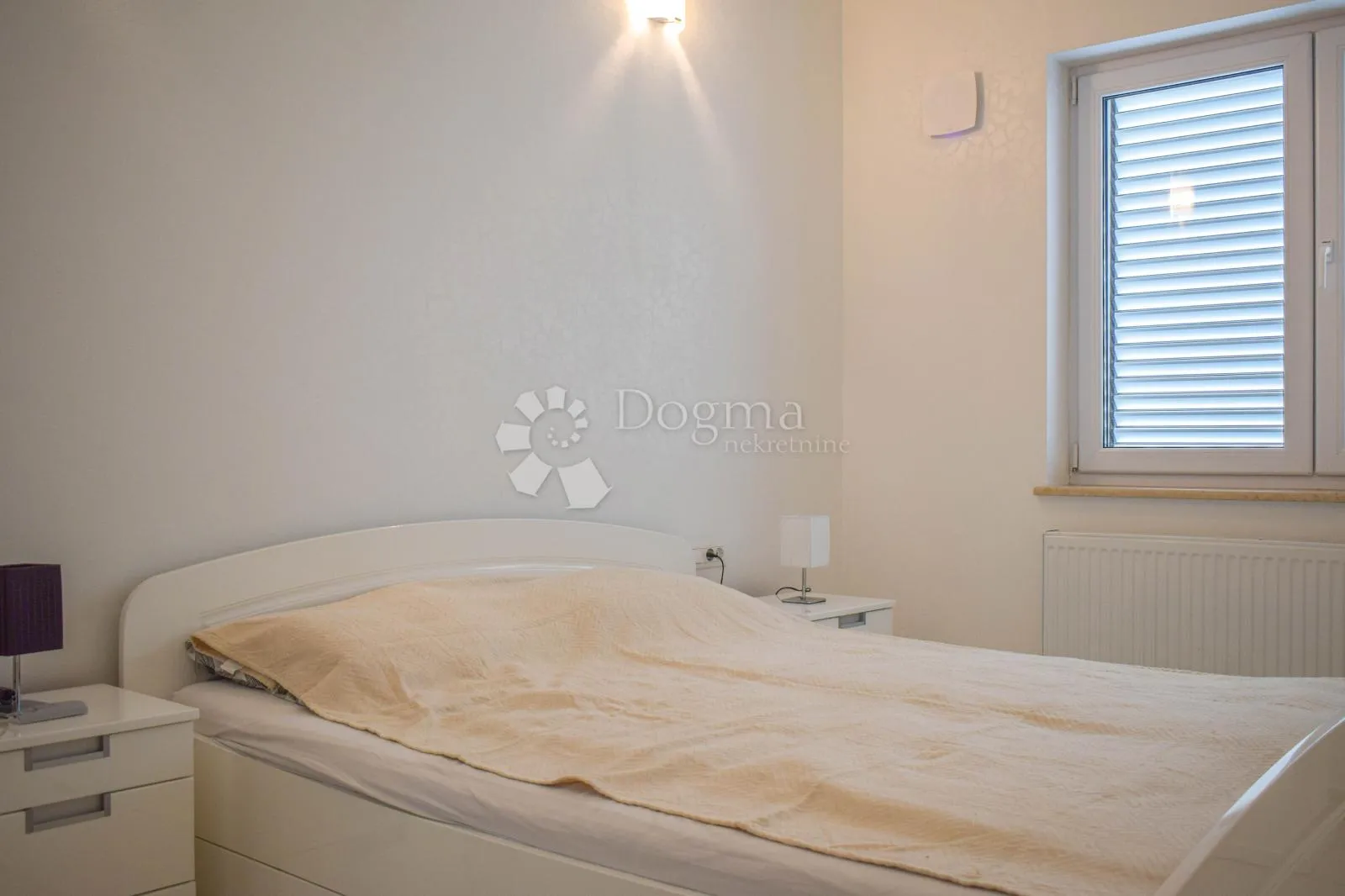 poreč, luksuzna vila s 3 stana i otvorenim pogledom na more - slika 17