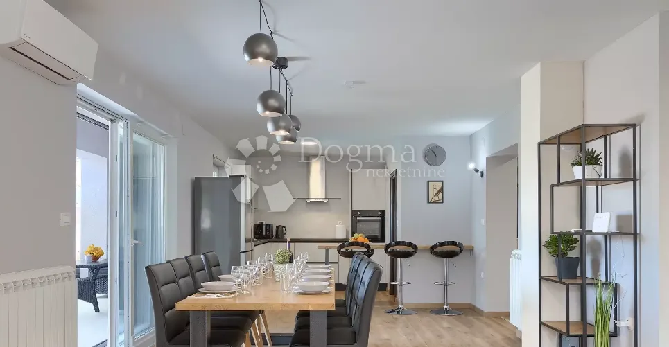 sniženo!!impozantna villa u blizini labina - slika 2