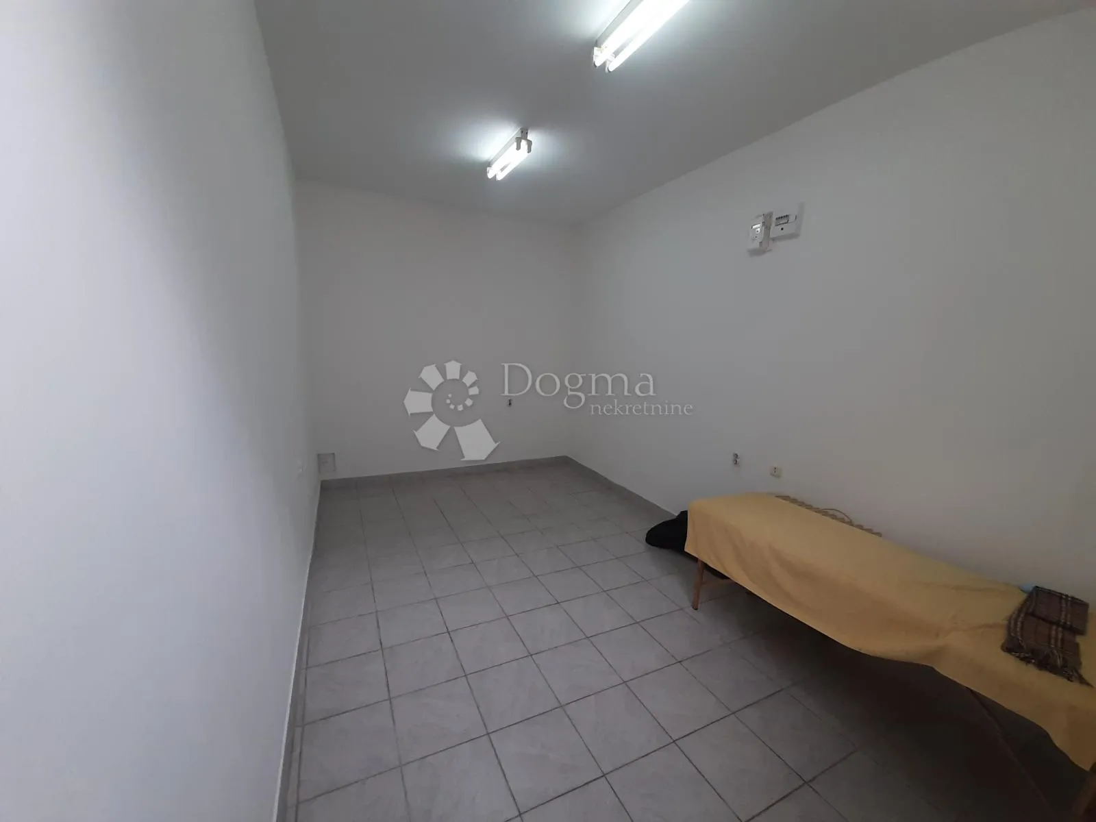 ulični lokal 16 m² - medvedgradska, centar - zakup/najam - slika 4