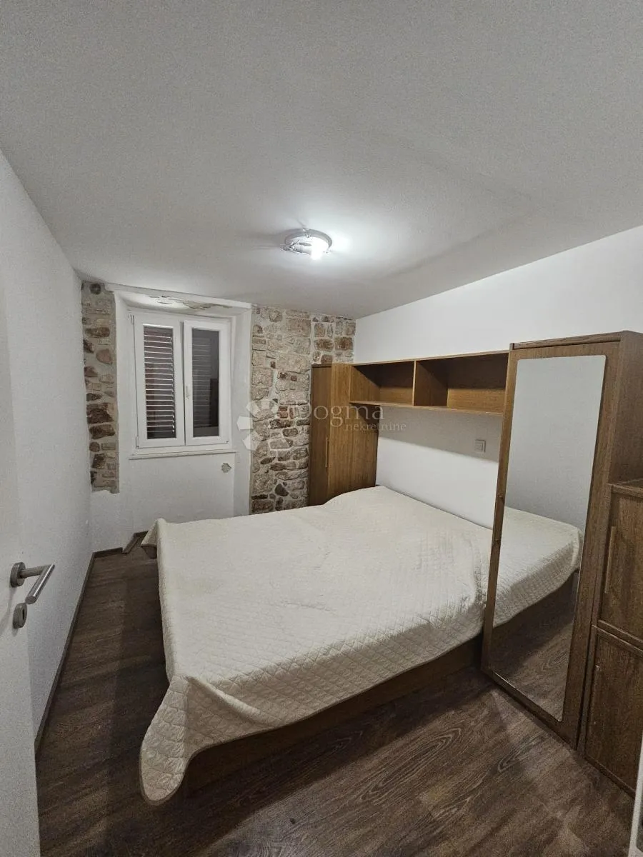 dvoetažni stan u srcu stare gradske jezgre raba. - slika 13