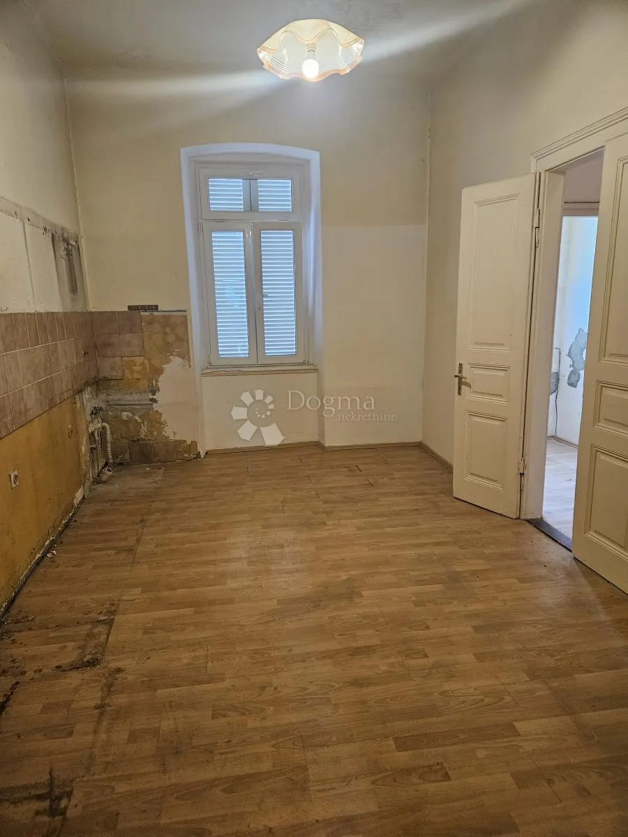 stan za renovaciju prvi red do mora! - slika 1