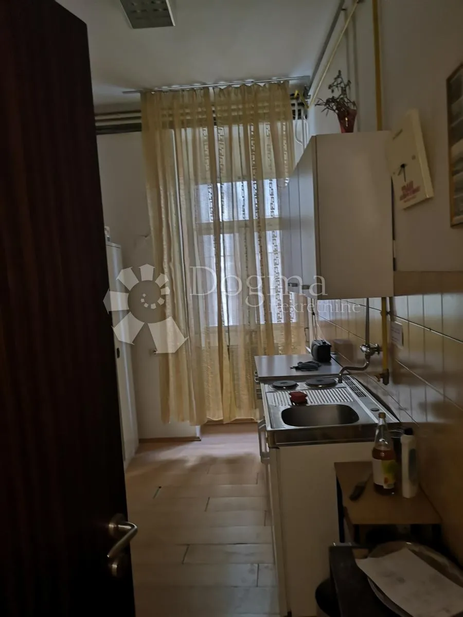 poslovni prostor-kancelarije u zgradi sa liftom! - slika 12