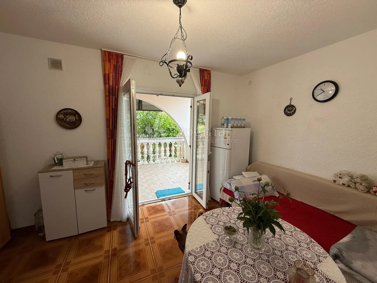 apartman s terasom vrtom parking namješten prilika !!! - slika 10