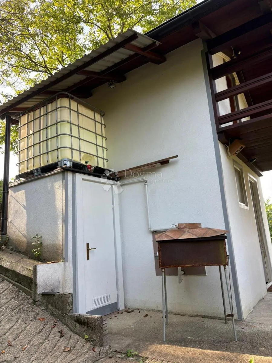 šarmantna vikend kućica s velikom okućnicom, privatnošću i vlastitim izvorima energije i vode - slika 11