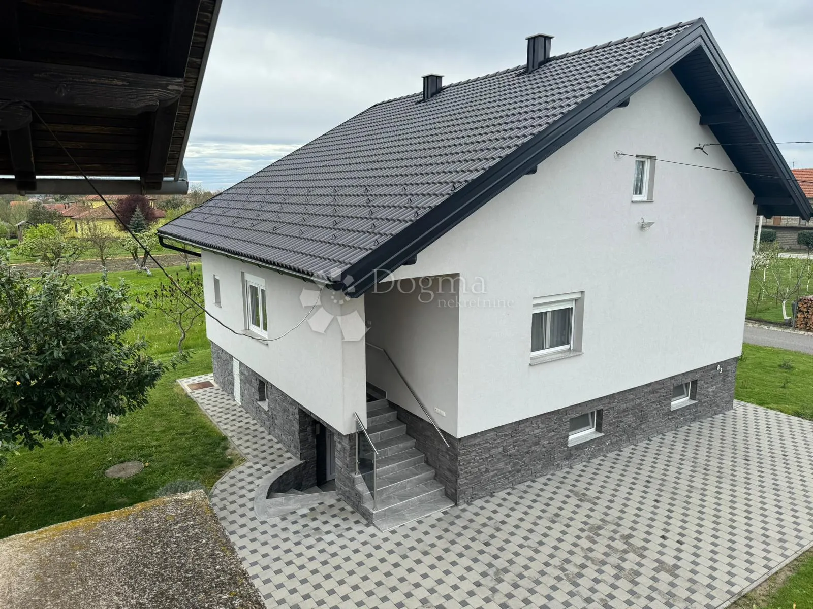 dvije samostojeće kuće na velikoj okućnici - slika 3