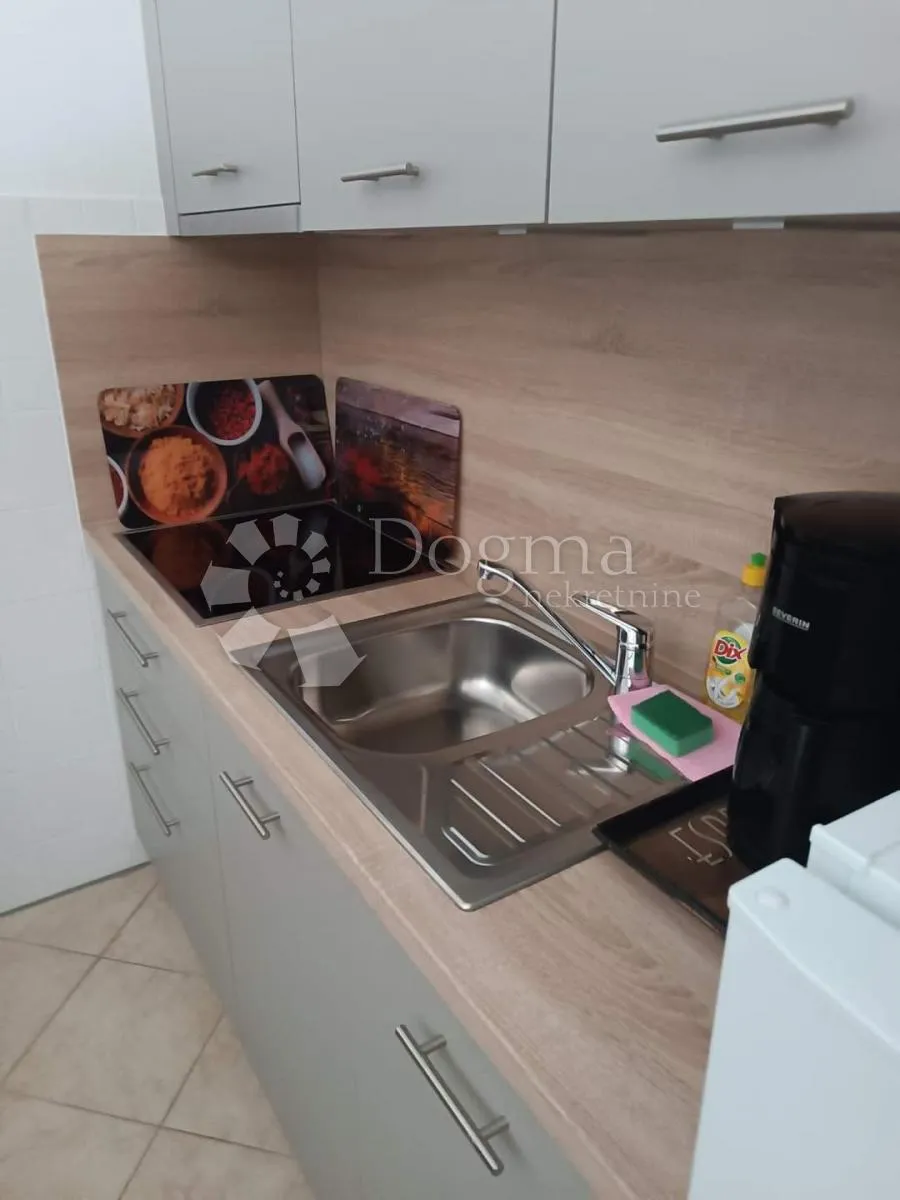 samo kod nas!! lijepo uređeni apartman sa terasom u barbatu - slika 2