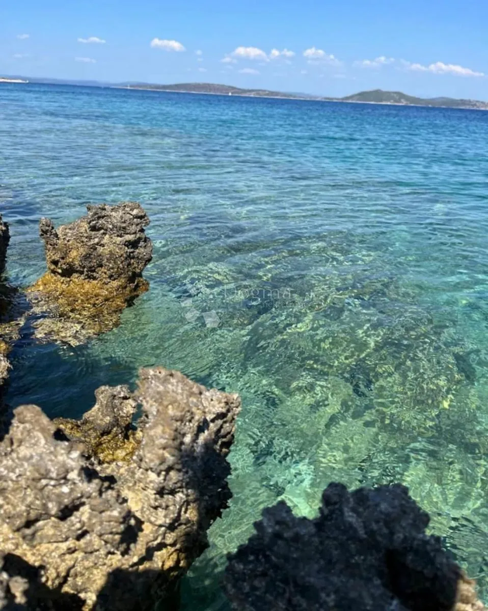 otok žirje - zemljište s otvorenim pogledom na more s mogućnošću gradnje 3 objekta - slika 3