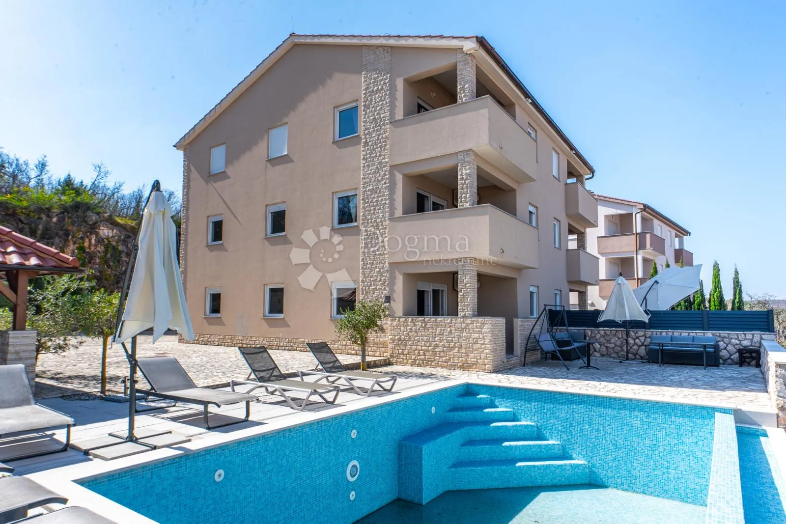 klimno, vila s bazenom i 6 app na svega 250m od mora - slika 15