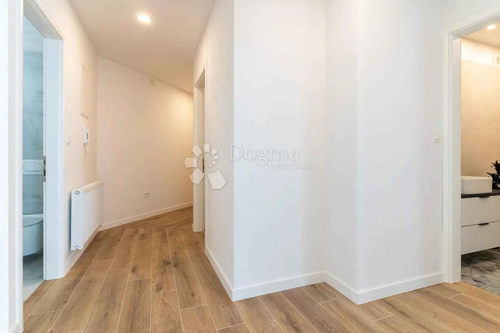 novoadaptiran (2026) 4s stan 110m2 na vrhunskoj lokaciji donji grad - slika 18